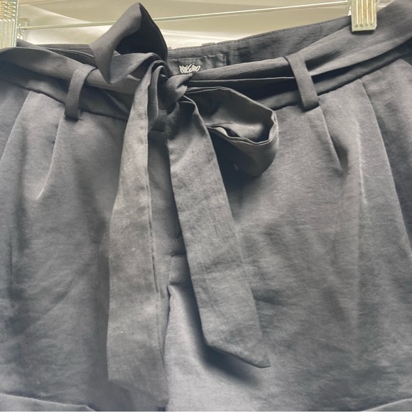Wassio black lightweight shorts with tie belt, size 6 - Picture 3 of 7